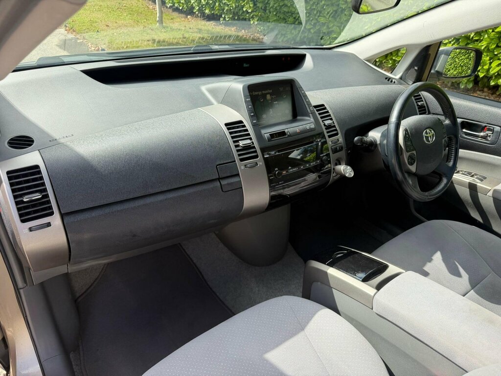 Toyota Prius Hatchback Black #24