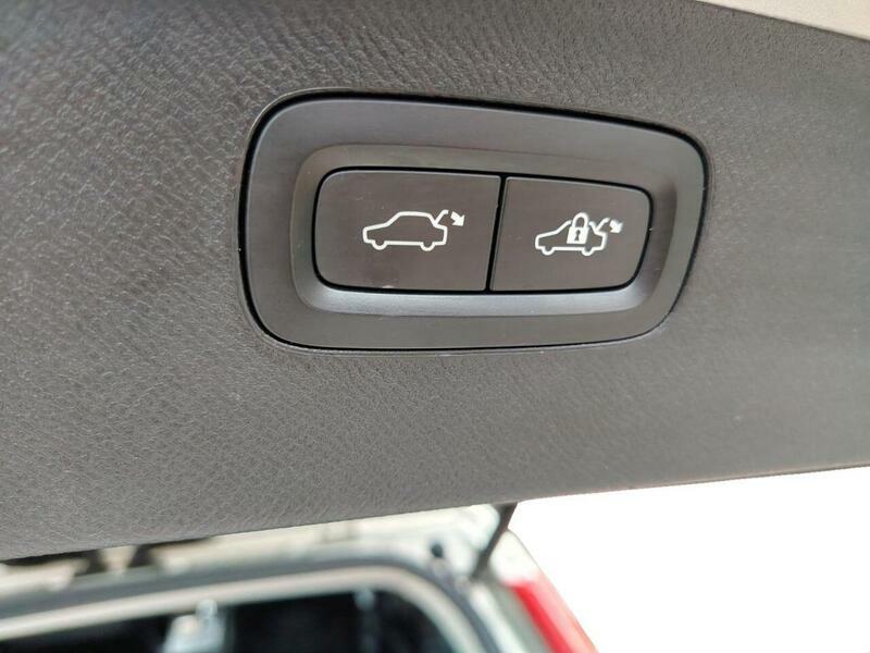 Volvo XC90 Inscription White #16