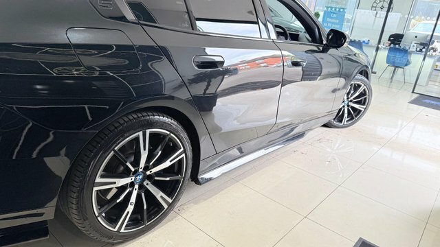 BMW i5 M Sport White #36