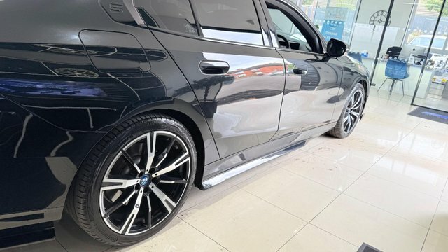 BMW i5 M Sport White #32