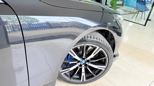 BMW i5 M Sport White #35