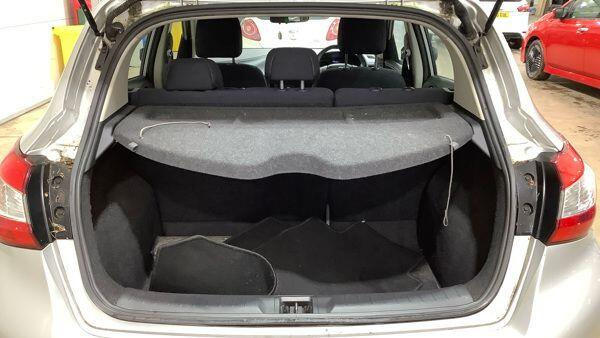Nissan Pulsar Hatchback White #7