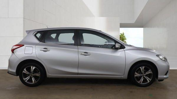 Nissan Pulsar Hatchback White #9