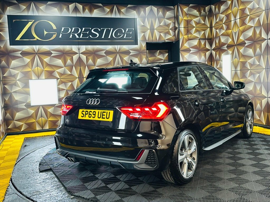 Audi A1 2L S Line Competition Black #4