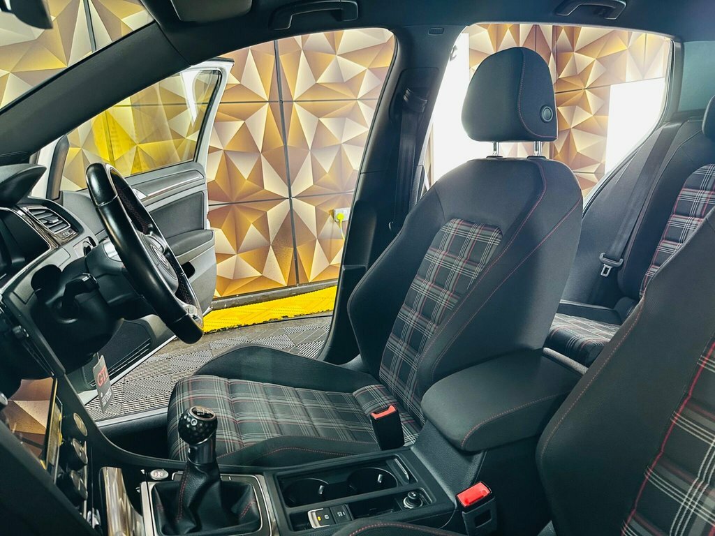 Volkswagen Golf 2L Gti Performance White #3
