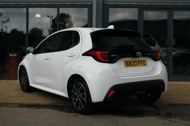 Toyota Yaris 1.5 Vvt-h Design Hatchback Hybrid E-cvt KW23FFE White #2
