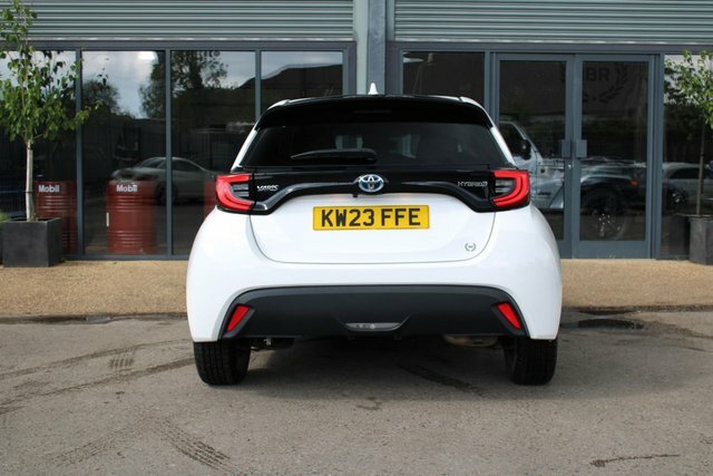 Toyota Yaris 1.5 Vvt-h Design Hatchback Hybrid E-cvt KW23FFE White #5