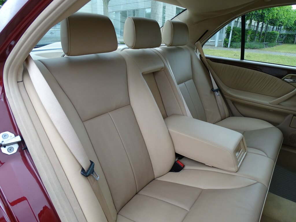 Mercedes-Benz E Class E320 V6 5-Door Black #32