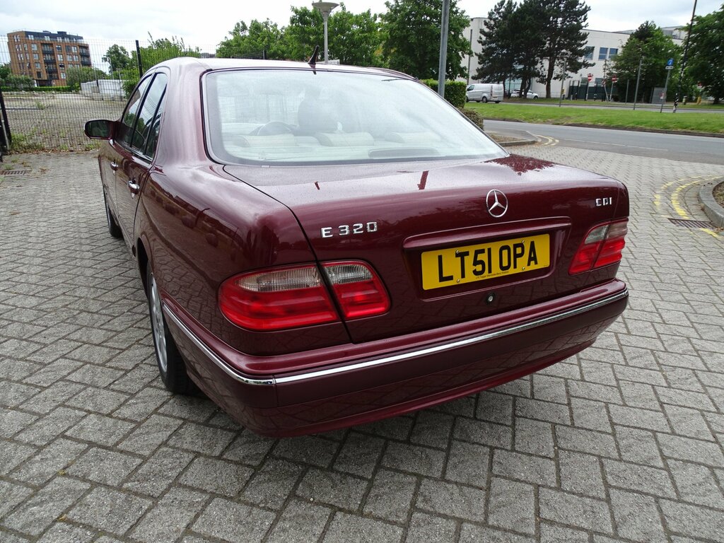 Mercedes-Benz E Class E320 V6 5-Door Black #10