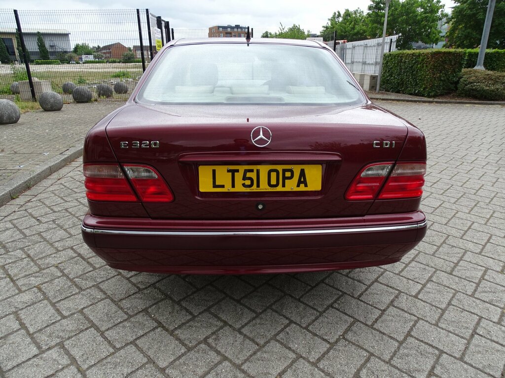 Mercedes-Benz E Class E320 V6 5-Door Black #9