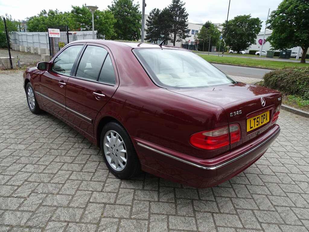 Mercedes-Benz E Class E320 V6 5-Door Black #11