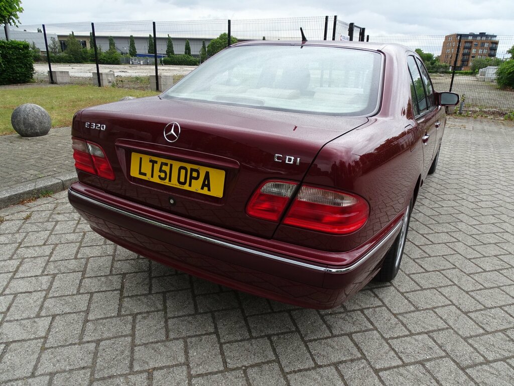 Mercedes-Benz E Class E320 V6 5-Door Black #8