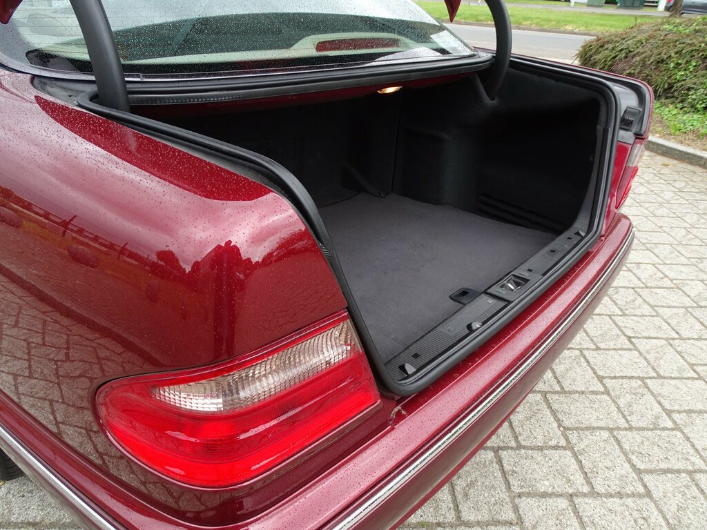 Mercedes-Benz E Class E320 V6 5-Door Black #42