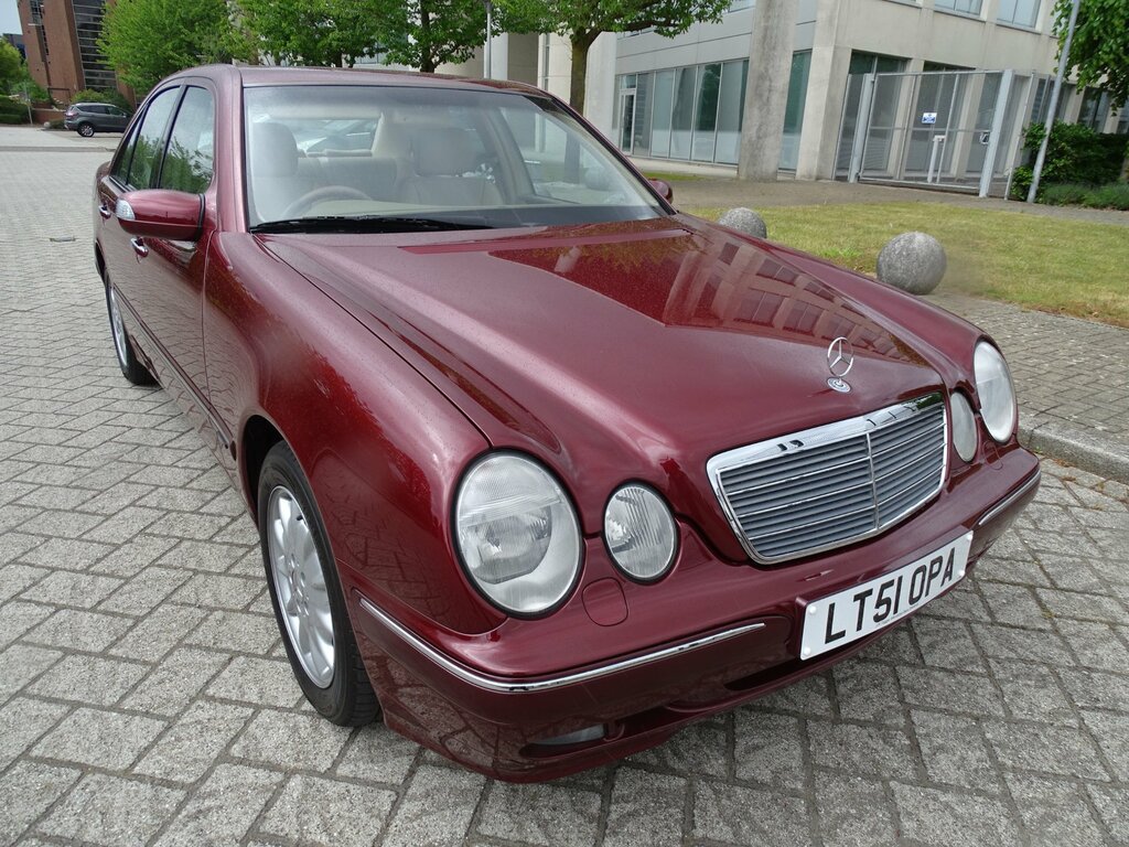 Mercedes-Benz E Class E320 V6 5-Door Black #2