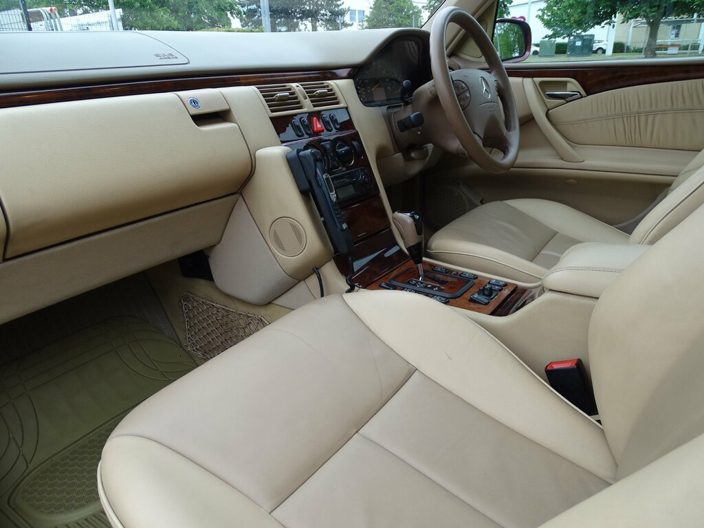 Mercedes-Benz E Class E320 V6 5-Door Black #22