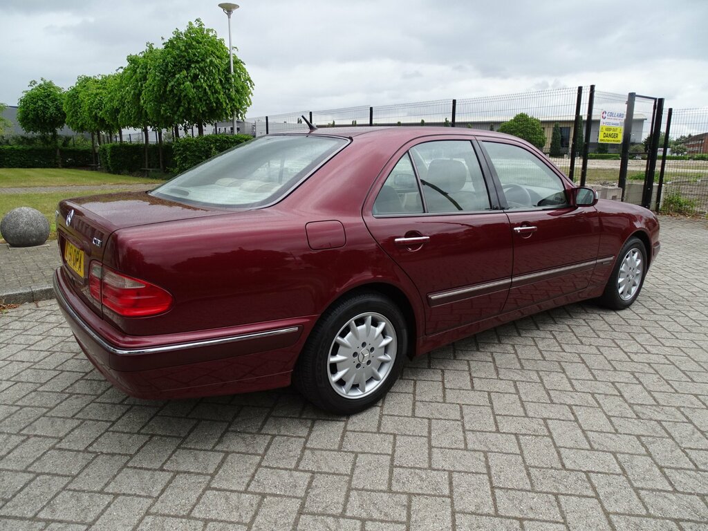 Mercedes-Benz E Class E320 V6 5-Door Black #6