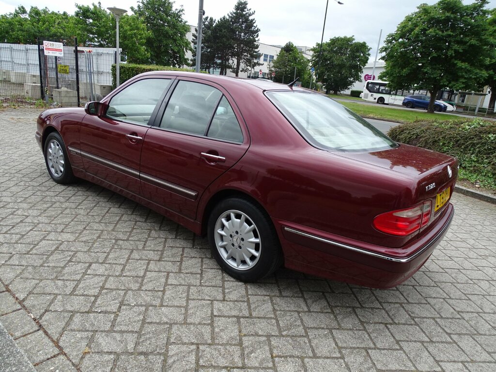 Mercedes-Benz E Class E320 V6 5-Door Black #12