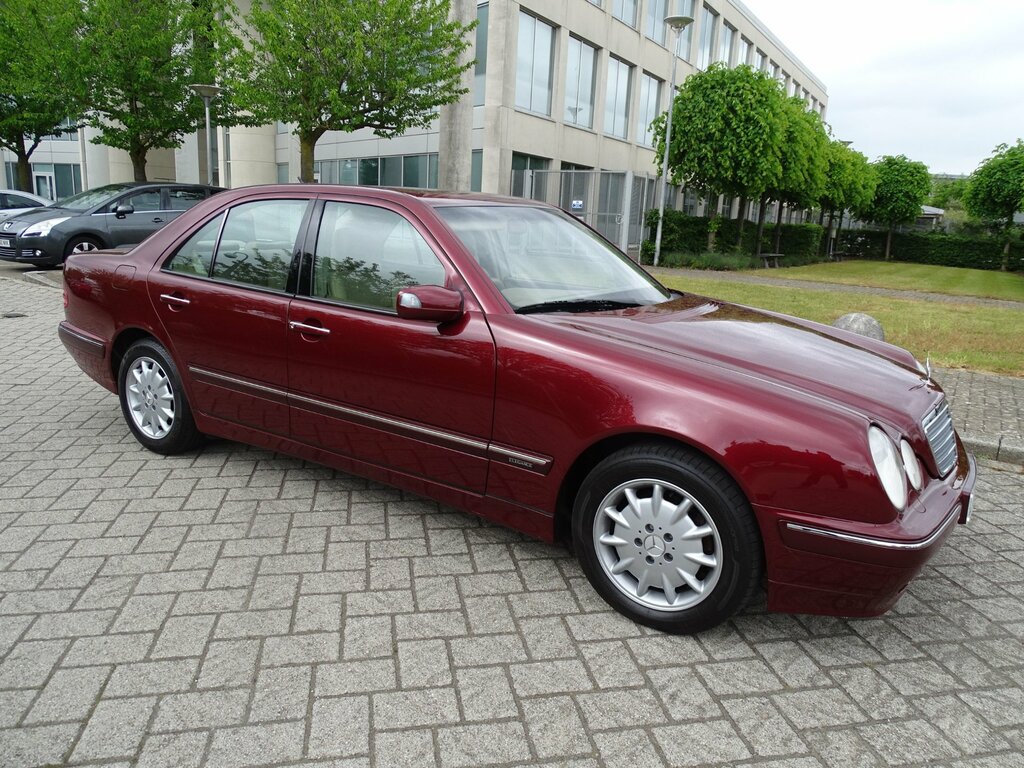 Mercedes-Benz E Class E320 V6 5-Door Black #4