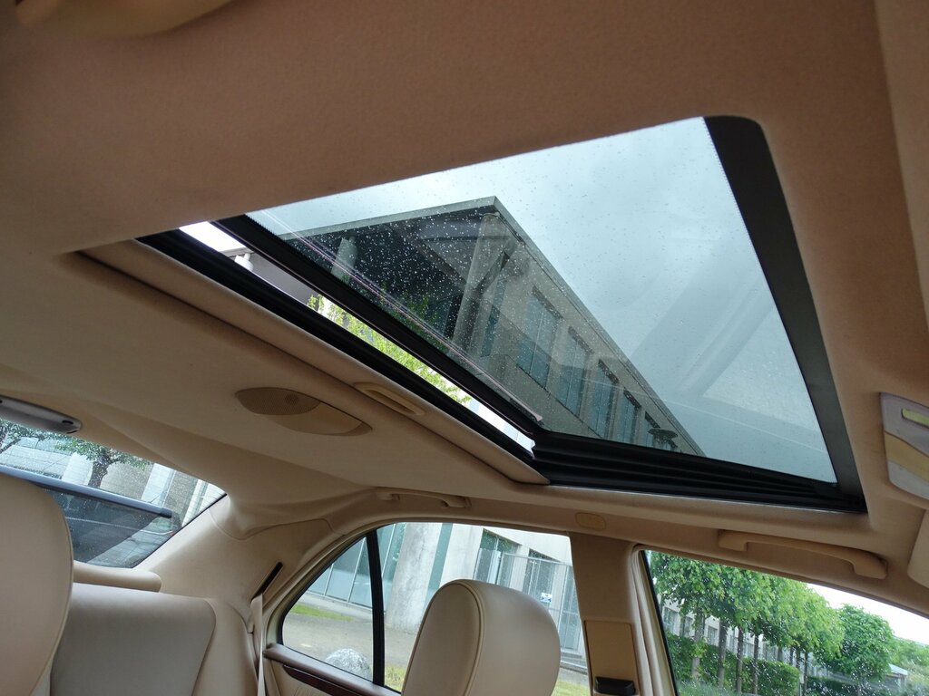 Mercedes-Benz E Class E320 V6 5-Door Black #35