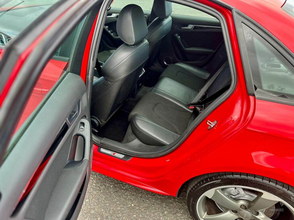 Audi A4 2.0 Tdi 150 Black Edition KRZ8968 Red #6