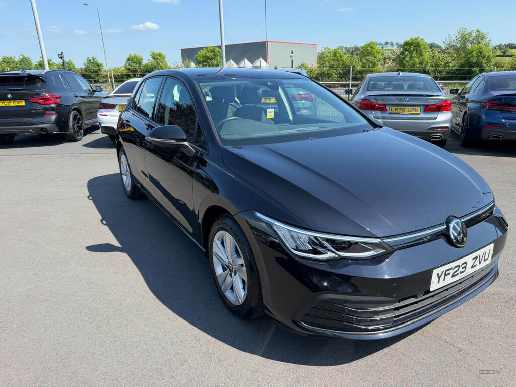 Volkswagen Golf 1.5 Tsi Life YF23ZVU Black #4