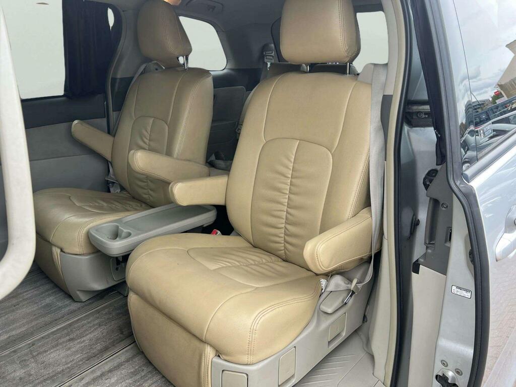 Toyota Estima #31