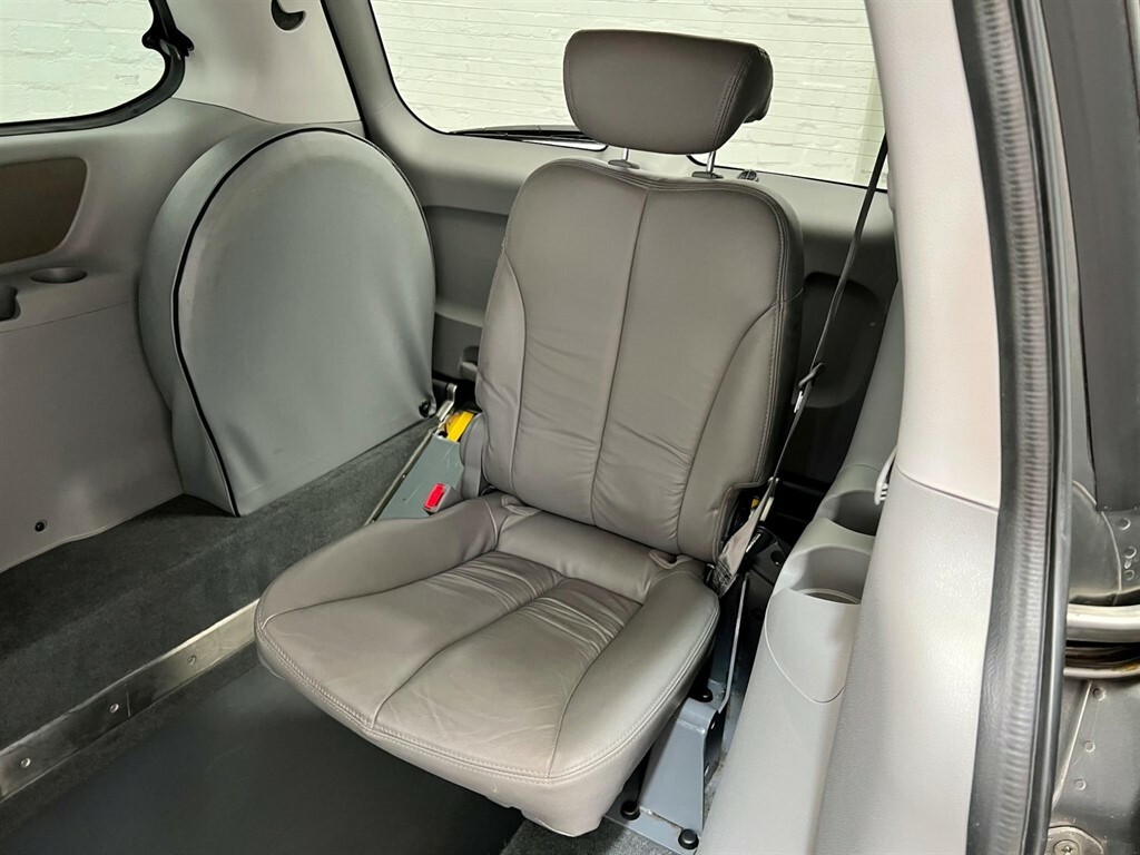 Kia Sedona 2 Black #34