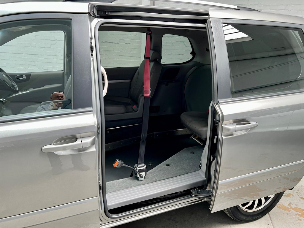 Kia Sedona 2 Black #32