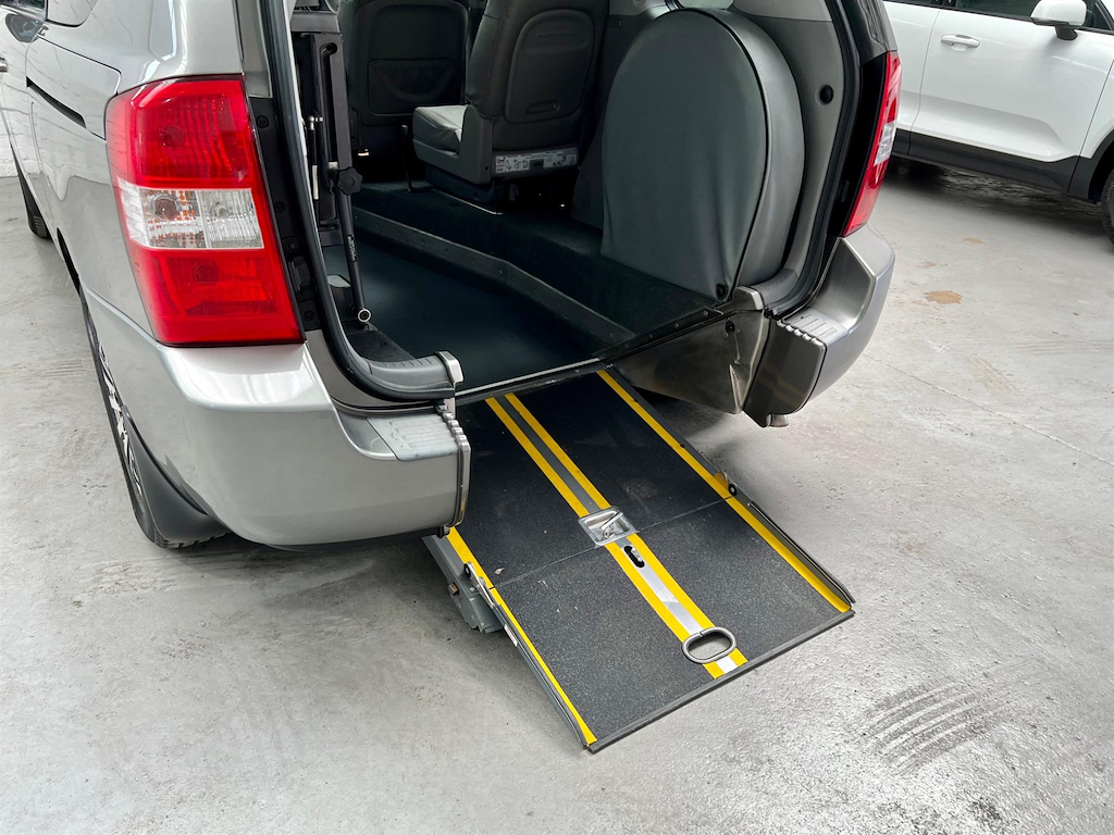 Kia Sedona 2 Black #8