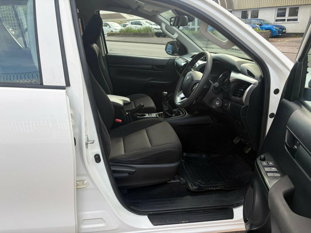 Toyota HILUX 2.4L Active MK21UTO White #2