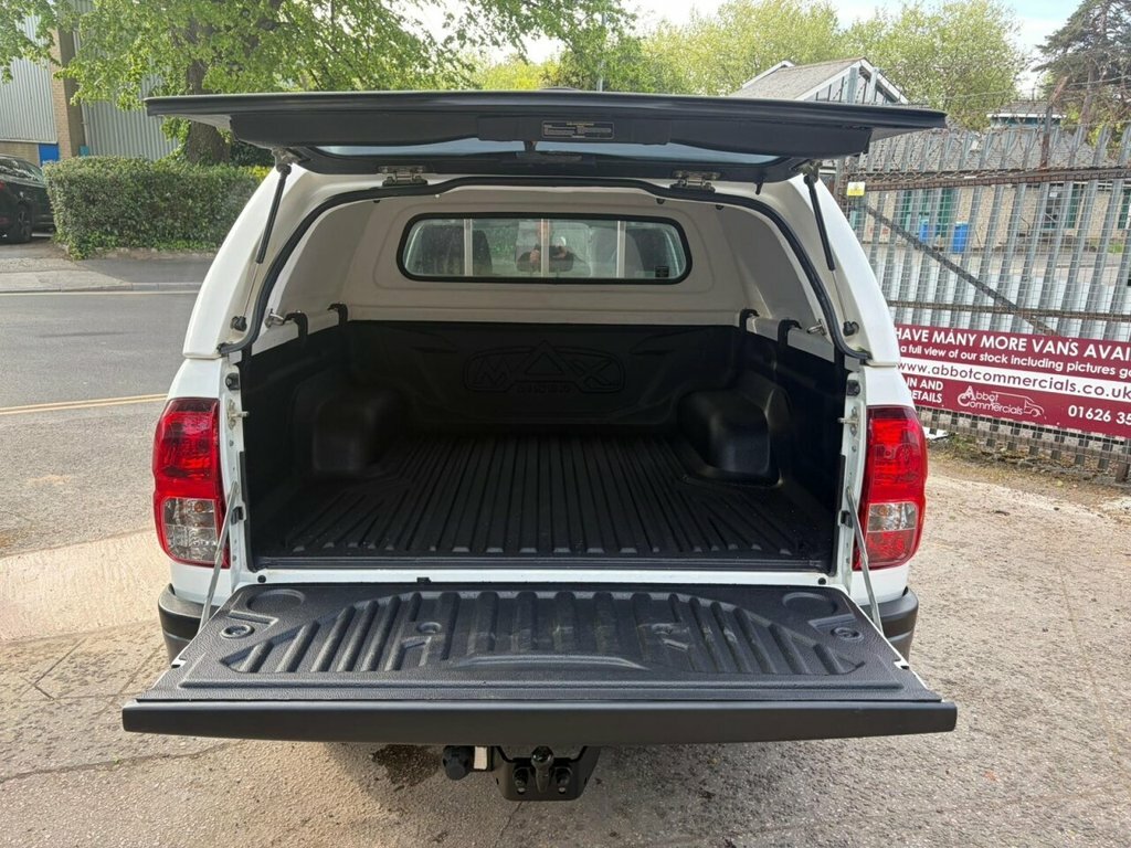 Toyota HILUX 2.4L Active MK21UTO White #3