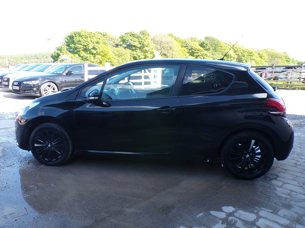 Peugeot 208 Puretech Black Edition PE18ZZK Black #5