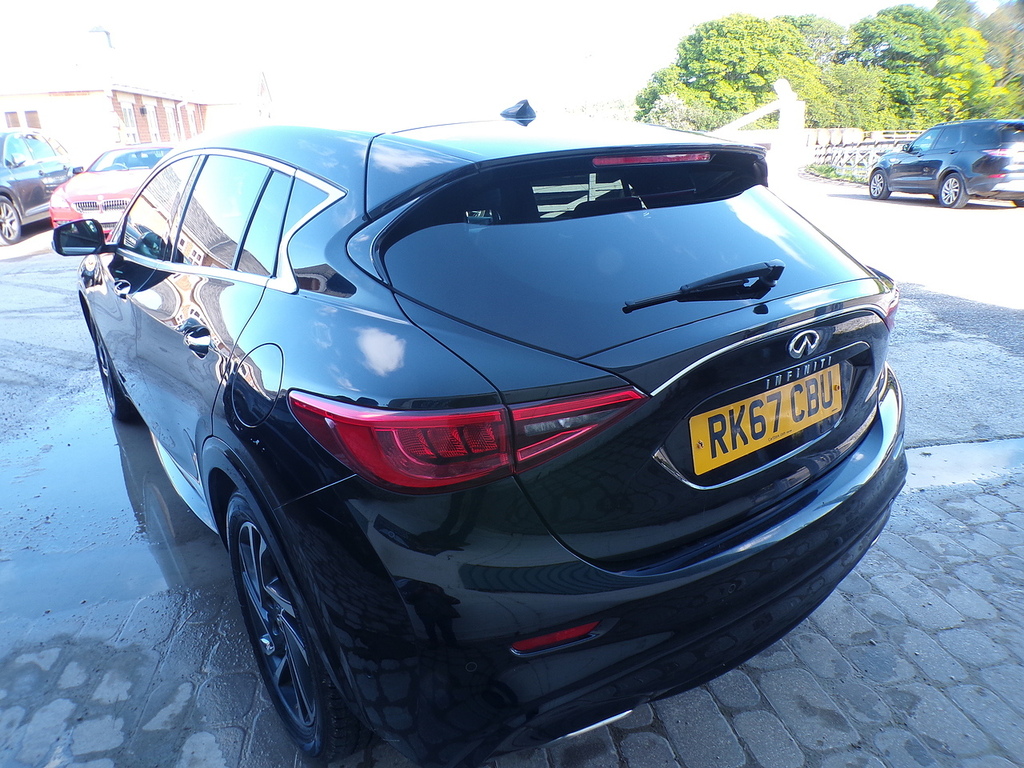 Infiniti Q30 D Premium Black #6