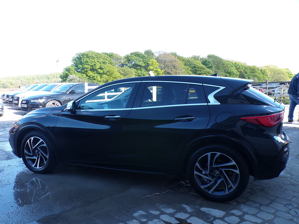 Infiniti Q30 D Premium Black #4