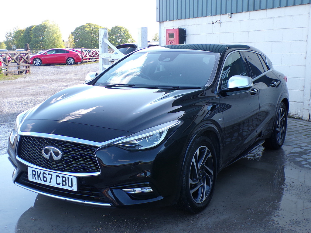Infiniti Q30 D Premium Black #3