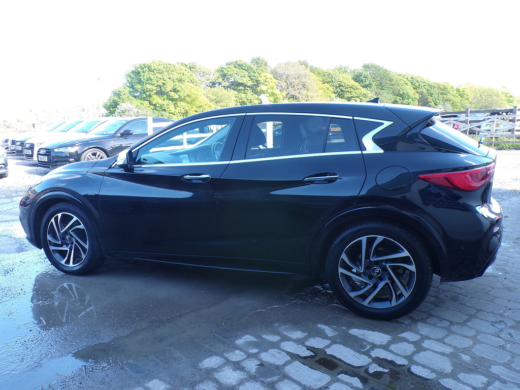 Infiniti Q30 D Premium Black #5