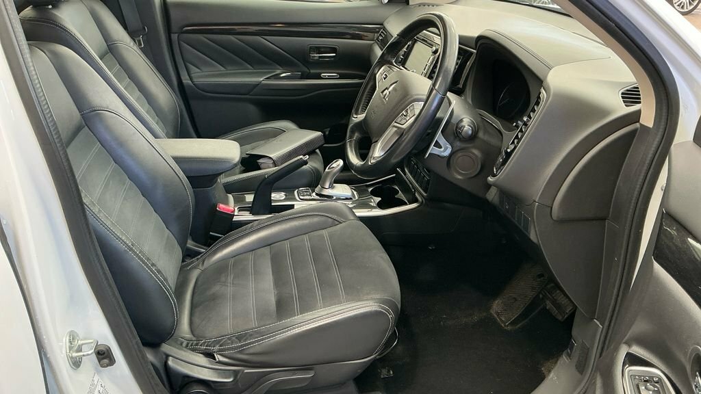 Mitsubishi Outlander 2L Kotu DY17SFJ White #3