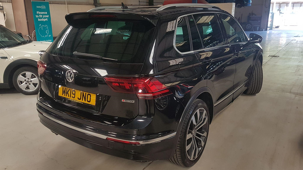 Volkswagen Tiguan 2.0 Tdi R-line Tech Dsg 4Motion Euro 6 Ss MK19JNO Black #4