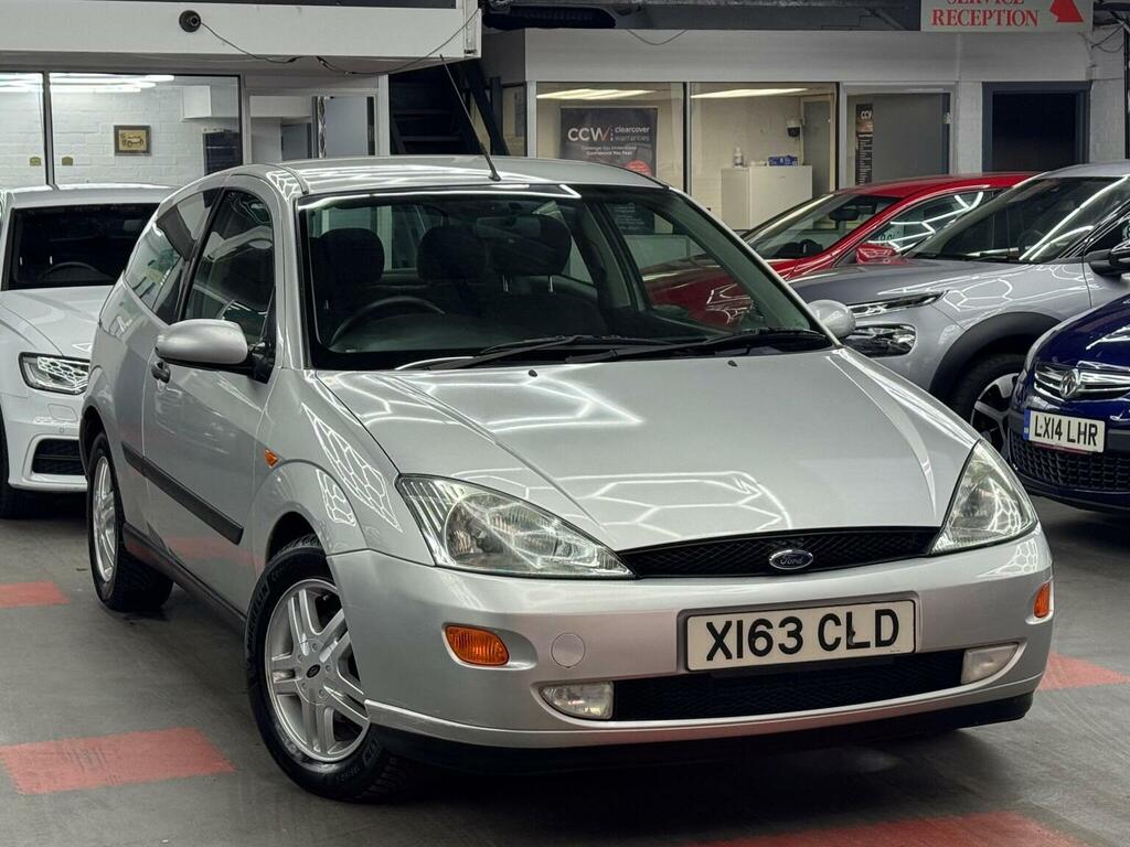 Ford Focus Ghia 5-Door Black #1
