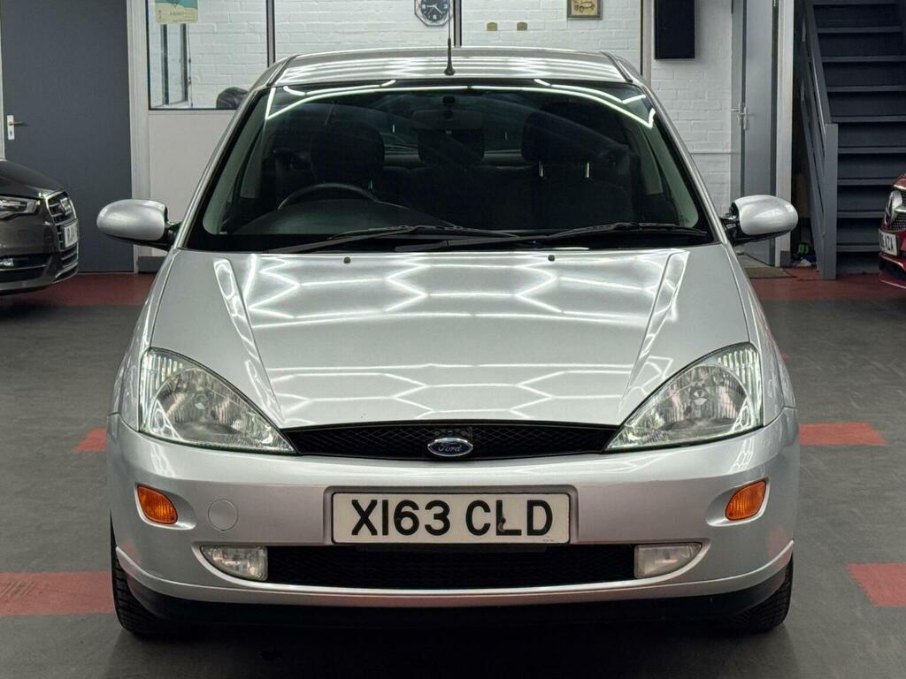 Ford Focus Ghia 5-Door Black #2