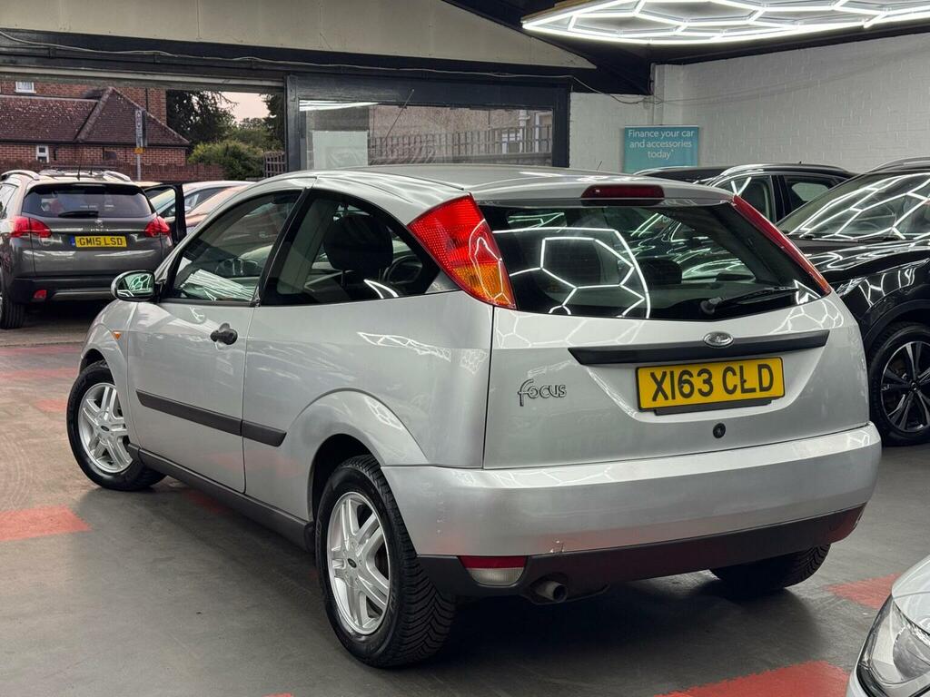 Ford Focus Ghia 5-Door Black #5