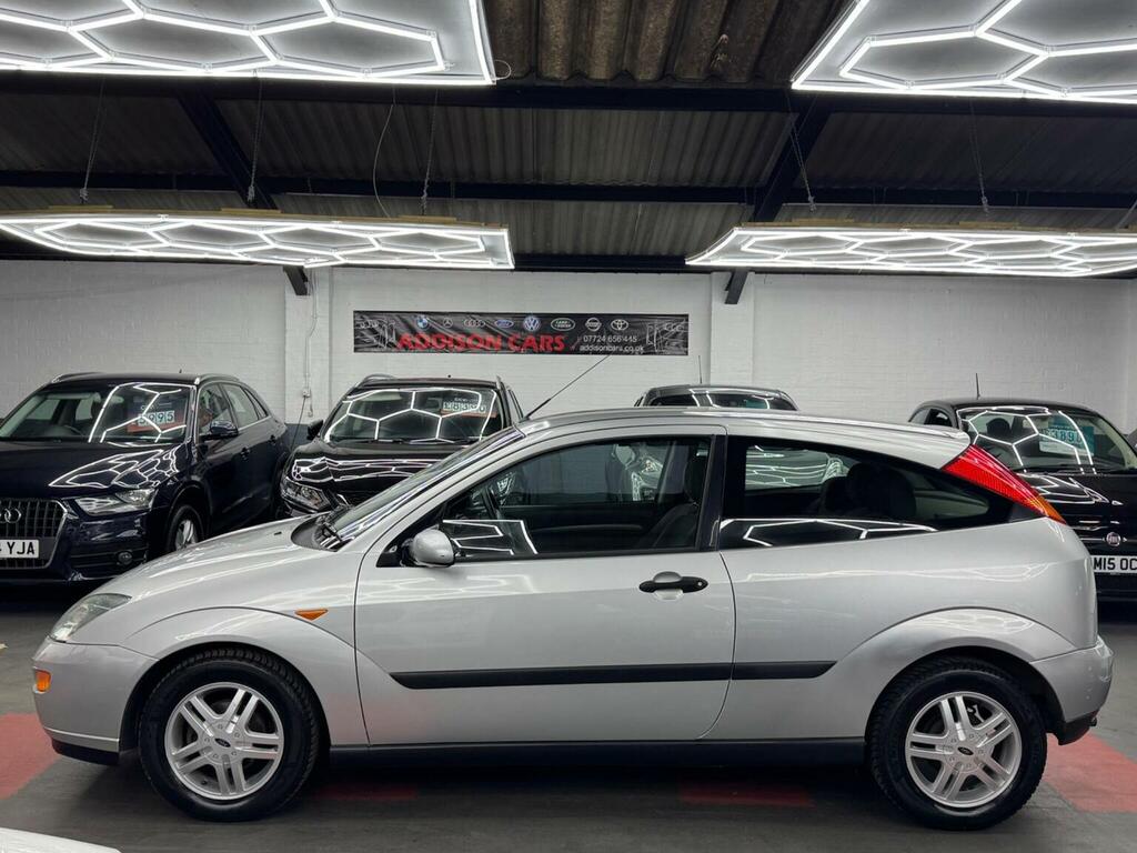 Ford Focus Ghia 5-Door Black #8