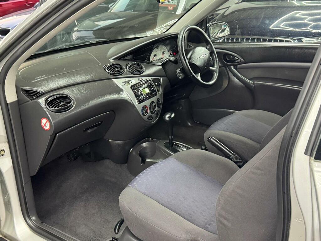 Ford Focus Ghia 5-Door Black #10