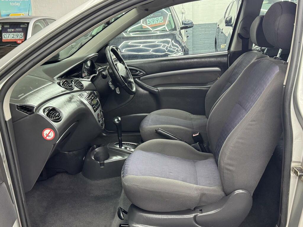 Ford Focus Ghia 5-Door Black #9