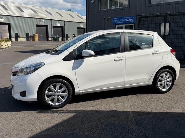 Toyota Yaris 1.0 Vvt-i Tr Euro 5 White #4