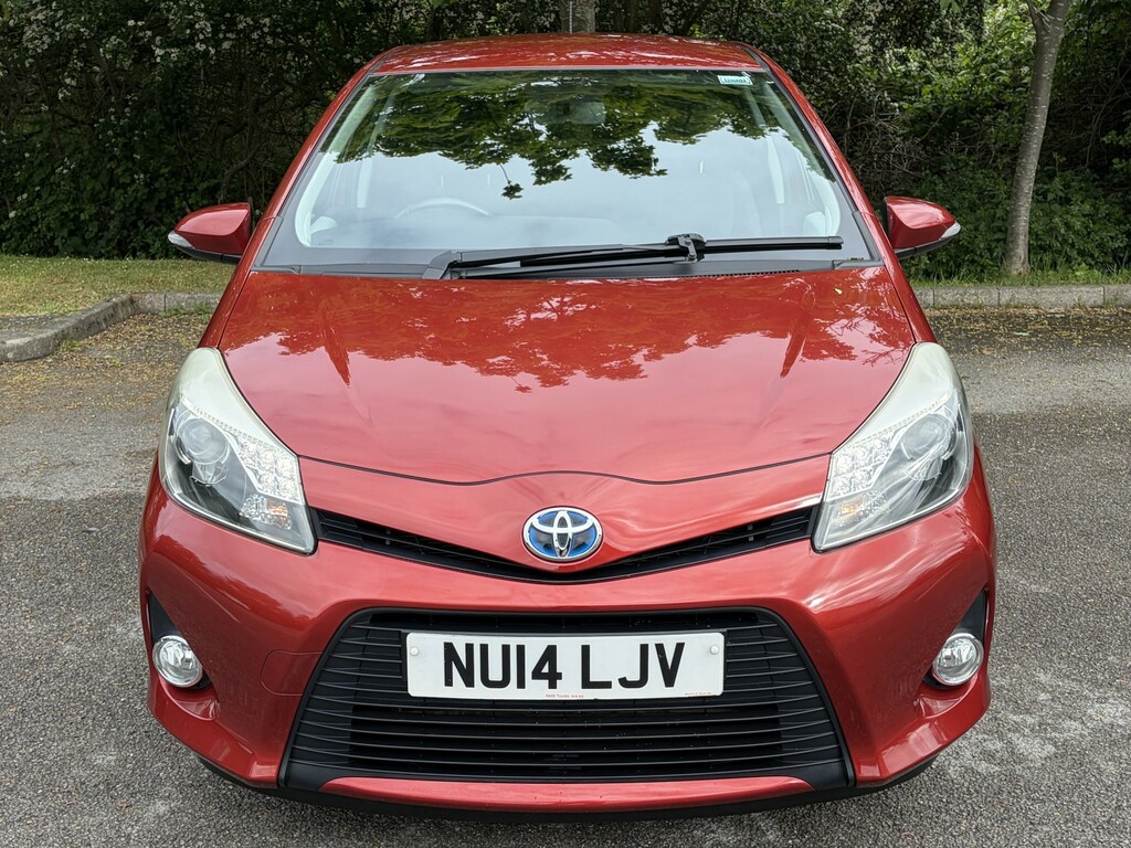 Toyota Yaris Hatchback 1.5 Vvt-h Icon Plus 2014 NU14LJV Red #2