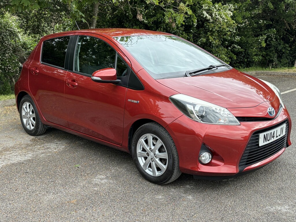 Toyota Yaris Hatchback 1.5 Vvt-h Icon Plus 2014 NU14LJV Red #4