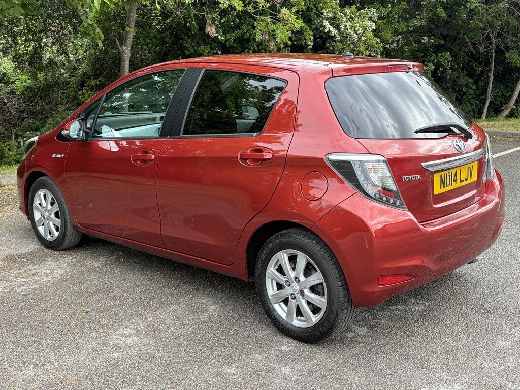 Toyota Yaris Hatchback 1.5 Vvt-h Icon Plus 2014 NU14LJV Red #5