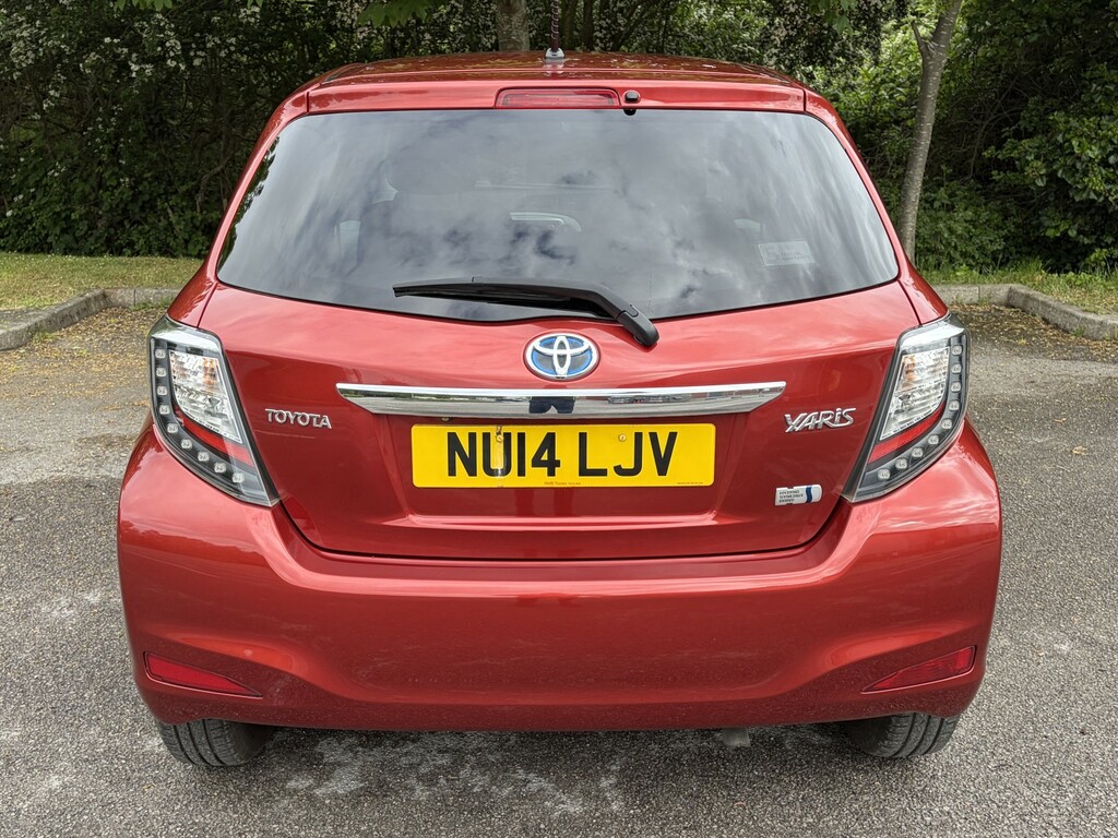 Toyota Yaris Hatchback 1.5 Vvt-h Icon Plus 2014 NU14LJV Red #3