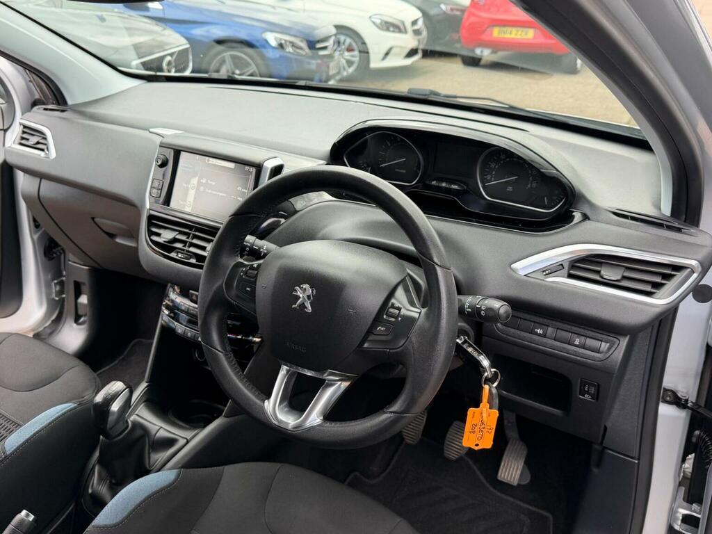 Peugeot 208 Hatchback 1.2 Vti Puretech Allure Euro 5 2013 Silver #3